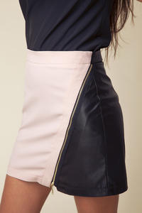 Mini Spódnica z Eko-skóry z Asymetrycznym Suwakiem - Różowy&czarny