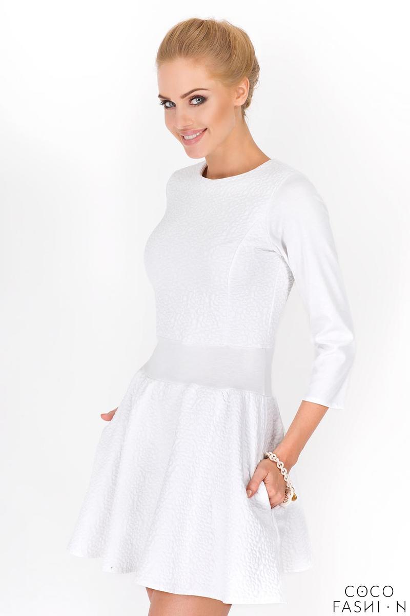 Biała Kobieca Sukienka ze Strukturalnej Tkaniny z Szerokim Dołem