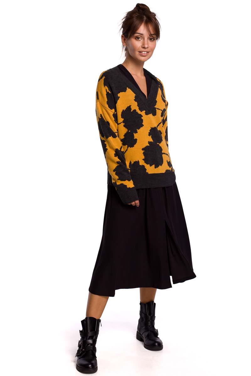 Sweter w Kwiaty z Dekoltem V - Model 3