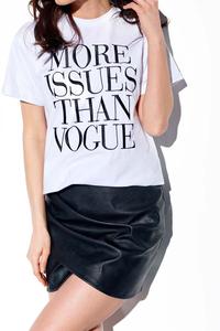 Biały Luźny T-shirt z Haftowanym Napisem