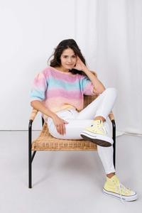 Tęczowy Sweter z Krótkim Rękawem