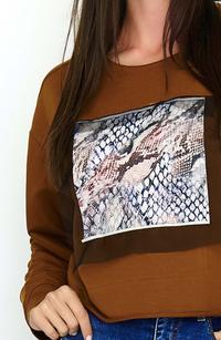  Kamelowa Bluza Oversize z Ozdobnym Nadrukiem