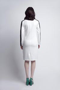 Biała Prosta Sukienka z Kontrastowymi Wstawkami z Długim Rękawem