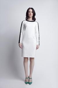 Biała Prosta Sukienka z Kontrastowymi Wstawkami z Długim Rękawem