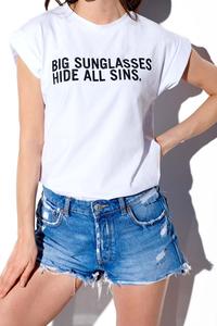 Biały T-shirt z Haftowanym Napisem