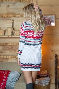 Biała Swetrowa Sukienka z Golfem w Skandynawski Wzór