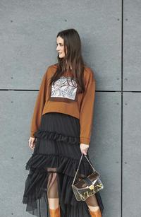  Kamelowa Bluza Oversize z Ozdobnym Nadrukiem