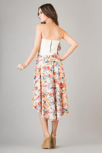 Biała&Jasnokwiatowa Gorsetowa Asymetryczna Sukienka z Motywem Kwiatów na Spódnicy