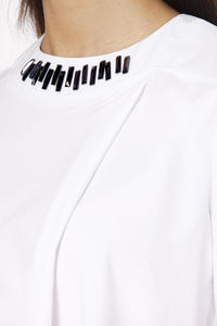 Biała Elegancka Bluzka z Biżuteryjnym Akcentem przy Dekolcie