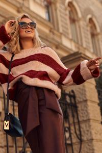 Sweter w Szerokie Różowo-Bordowe Pasy