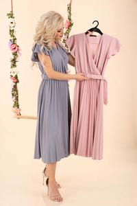  Elegncka Midi Sukienka z Plisowanym Dołem - Szara