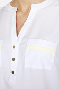 Biała Koszulowa Bluzka z Kontrastowym Paskiem na Kieszonce