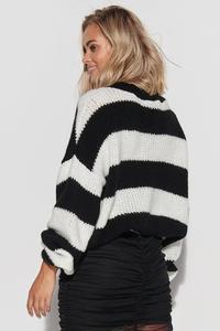 Sweter w Szerokie Czarno-Ecru Pasy