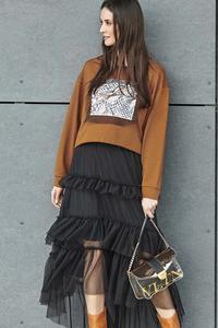  Kamelowa Bluza Oversize z Ozdobnym Nadrukiem