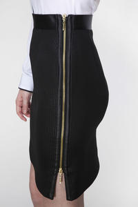 Asymetryczna Czarna Spódnica z Dwubiegunowym Suwakiem z Dodatkiem Eko-skóry