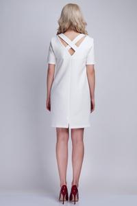 Biała Sukienka w Minimalistycznym Stylu z Dekoltem na Plecach