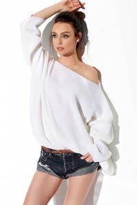 Biały Sweter Oversize z Szerokim Dekoltem